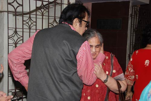 दबंग के प्रीमियर पर जुटे बॉलीवुड सितारे | 'दबंग' का दम