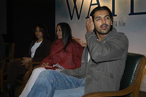 सितारों की शोख अदाएं । बॉलीवुड की अनदेखी तस्‍वीरें