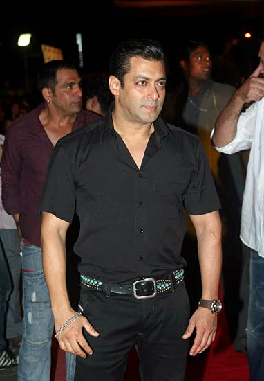 दबंग हिट, सलमान कैम्‍प पहुंचे सितारे | 'दबंग' का दम