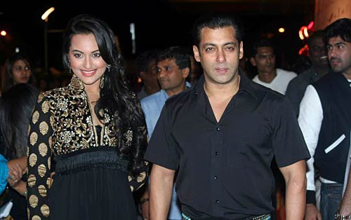 दबंग हिट, सलमान कैम्‍प पहुंचे सितारे | 'दबंग' का दम