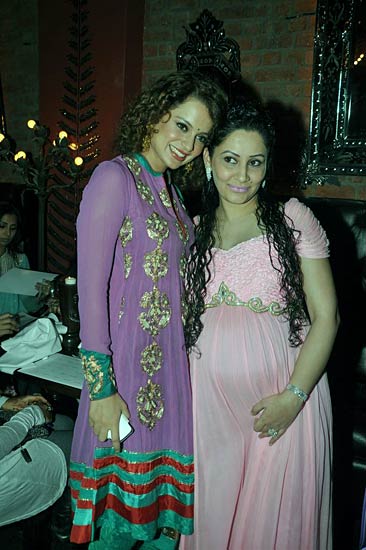 मान्‍यता की गोद भराई में जुटे सितारे । संजय दत्त के जीवन का सफर