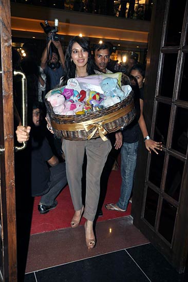 मान्‍यता की गोद भराई में जुटे सितारे । संजय दत्त के जीवन का सफर