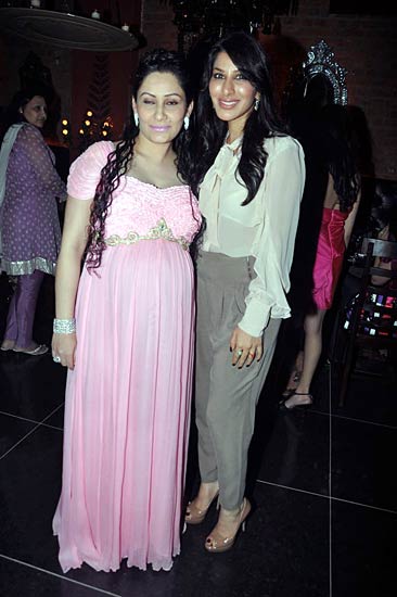 मान्‍यता की गोद भराई में जुटे सितारे । संजय दत्त के जीवन का सफर