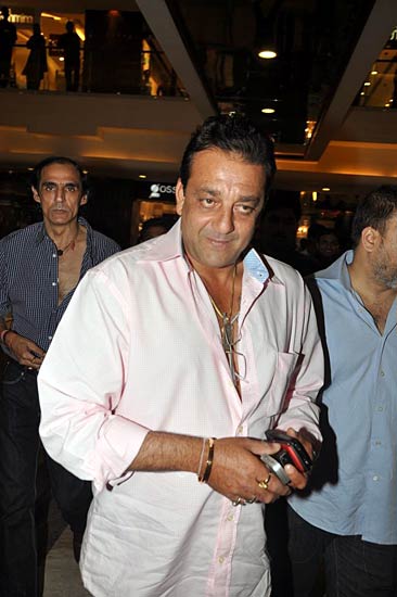 मान्‍यता की गोद भराई में जुटे सितारे । संजय दत्त के जीवन का सफर