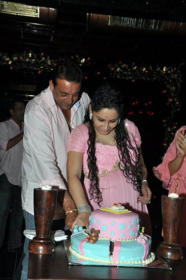 मान्‍यता की गोद भराई में जुटे सितारे । संजय दत्त के जीवन का सफर