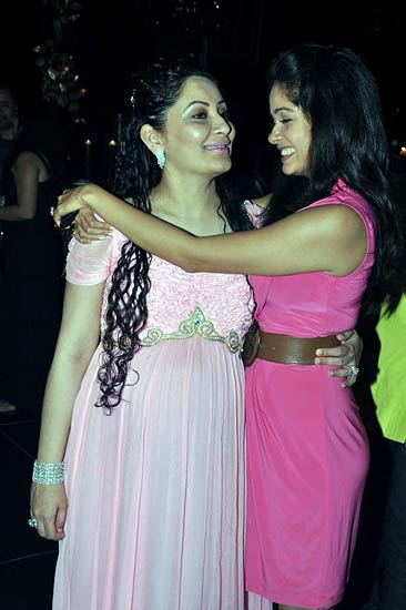 मान्‍यता की गोद भराई में जुटे सितारे । संजय दत्त के जीवन का सफर