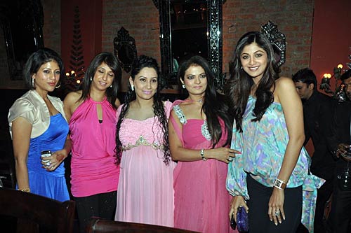 मान्‍यता की गोद भराई में जुटे सितारे । संजय दत्त के जीवन का सफर