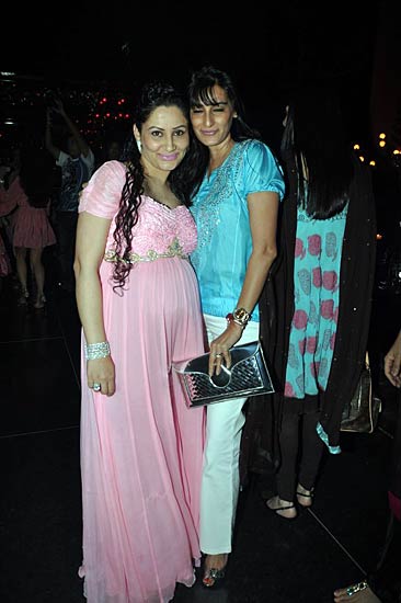 मान्‍यता की गोद भराई में जुटे सितारे । संजय दत्त के जीवन का सफर