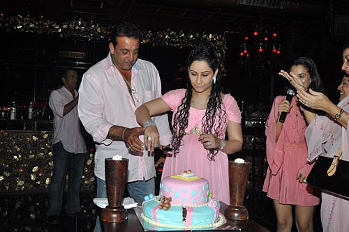 मान्‍यता की गोद भराई में जुटे सितारे । संजय दत्त के जीवन का सफर