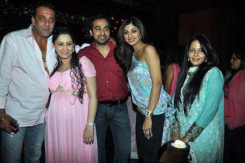 मान्‍यता की गोद भराई में जुटे सितारे । संजय दत्त के जीवन का सफर