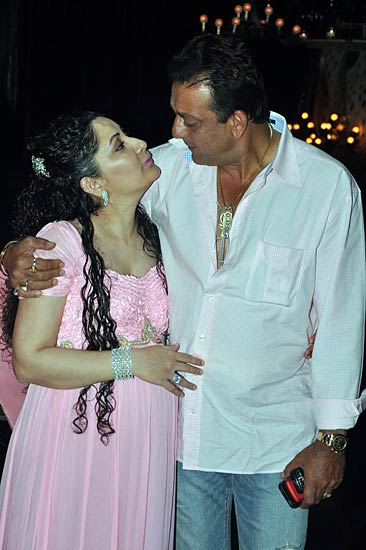 मान्‍यता की गोद भराई में जुटे सितारे । संजय दत्त के जीवन का सफर