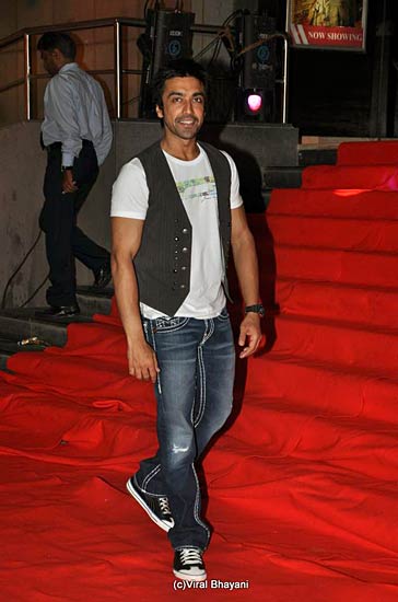 दबंग हिट, सलमान कैम्‍प पहुंचे सितारे | 'दबंग' का दम