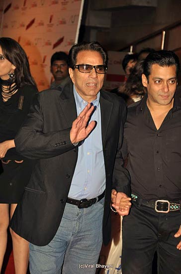 दबंग हिट, सलमान कैम्‍प पहुंचे सितारे | 'दबंग' का दम