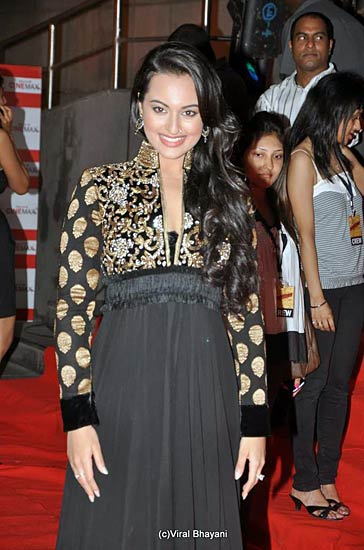 दबंग हिट, सलमान कैम्‍प पहुंचे सितारे | 'दबंग' का दम