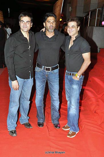 दबंग हिट, सलमान कैम्‍प पहुंचे सितारे | 'दबंग' का दम