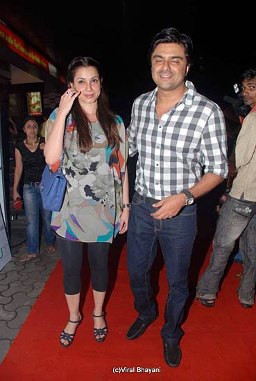 दबंग हिट, सलमान कैम्‍प पहुंचे सितारे | 'दबंग' का दम