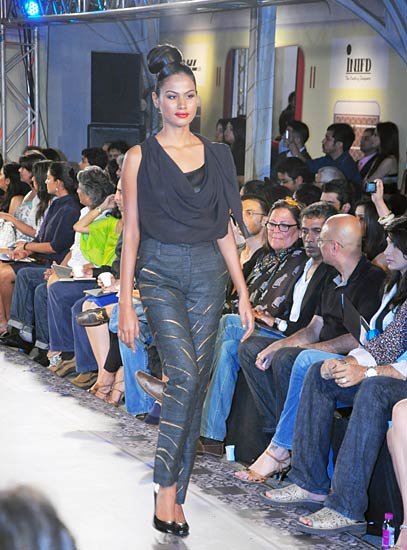 नरेंद्र के फैशन शो में सोनाक्षी के जलवे...