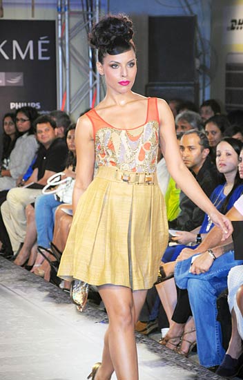 नरेंद्र के फैशन शो में सोनाक्षी के जलवे...