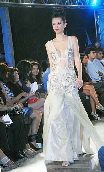 नरेंद्र के फैशन शो में सोनाक्षी के जलवे...