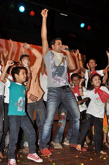 अक्षय-ऐश जुटे 'एक्‍शन रिप्‍ले' के प्रमोशन में | हिट जोड़ी