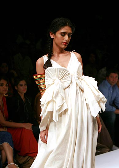 लेक्मे फैशन वीक में सुंदरियों का जमावड़ा | सितारों की मस्ती