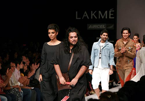 लेक्मे फैशन वीक में सुंदरियों का जमावड़ा | सितारों की मस्ती