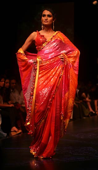 लेक्मे फैशन वीक में सुंदरियों का जमावड़ा | सितारों की मस्ती