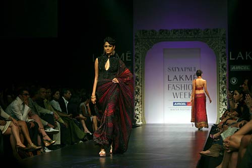 लेक्मे फैशन वीक में सुंदरियों का जमावड़ा | सितारों की मस्ती