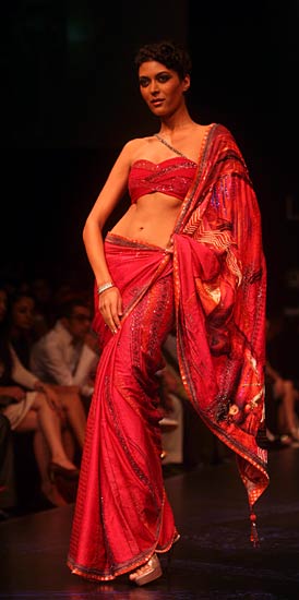 लेक्मे फैशन वीक में सुंदरियों का जमावड़ा | सितारों की मस्ती