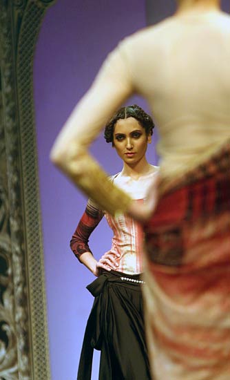 लेक्मे फैशन वीक में सुंदरियों का जमावड़ा | सितारों की मस्ती