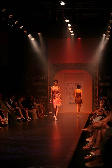 लेक्मे फैशन वीक में सुंदरियों का जमावड़ा | सितारों की मस्ती