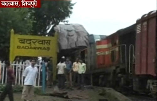 मध्यप्रदेश में मालगाड़ी ने इं‍टरसिटी को मारी टक्कर