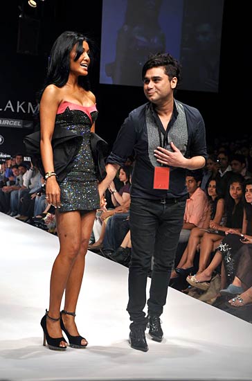 मुंबई में लैक्‍मे फैशन वीक में सितारों का जमावड़ा | ग्लैमर का तड़का