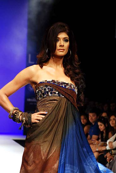 मुंबई में लैक्‍मे फैशन वीक में सितारों का जमावड़ा | ग्लैमर का तड़का