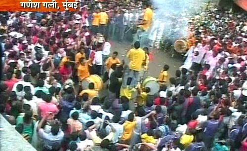 बड़े धूमधाम से विदा हुए लालबाग के राजा | वीडियो देखें