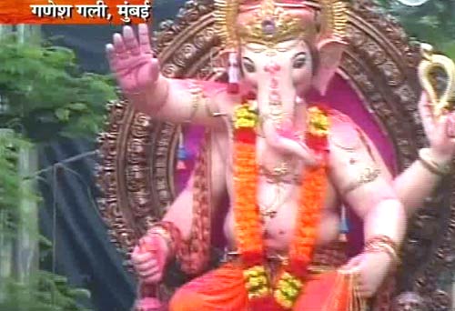 बड़े धूमधाम से विदा हुए लालबाग के राजा | वीडियो देखें