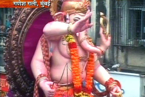 बड़े धूमधाम से विदा हुए लालबाग के राजा | वीडियो देखें