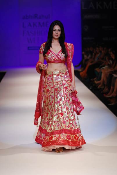 नीता लुल्‍ला के शो में सितारों का जलवा | फैशन शो में सितारे