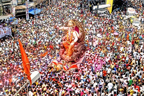 बड़े धूमधाम से विदा हुए लालबाग के राजा | वीडियो देखें