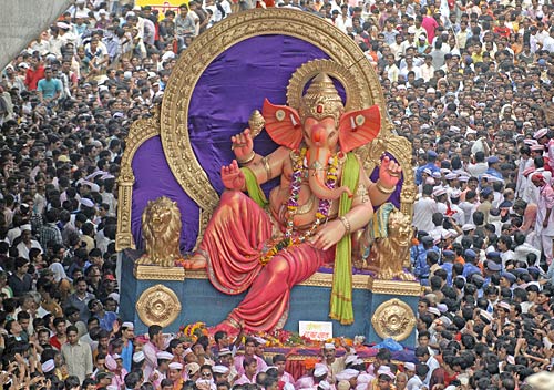 बड़े धूमधाम से विदा हुए लालबाग के राजा | वीडियो देखें