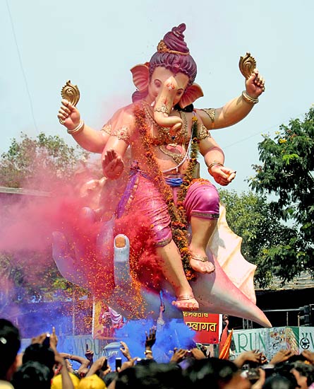 बड़े धूमधाम से विदा हुए लालबाग के राजा | वीडियो देखें