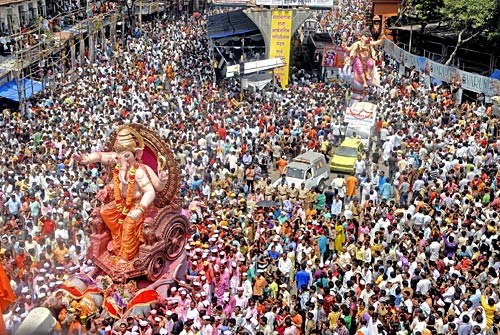 बड़े धूमधाम से विदा हुए लालबाग के राजा | वीडियो देखें