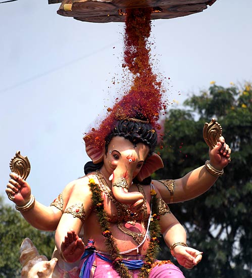 बड़े धूमधाम से विदा हुए लालबाग के राजा | वीडियो देखें