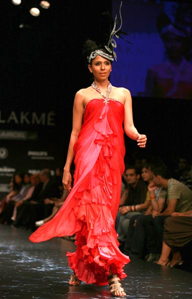 नीता लुल्‍ला के शो में सितारों का जलवा | फैशन शो में सितारे