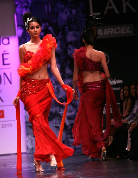 नीता लुल्‍ला के शो में सितारों का जलवा | फैशन शो में सितारे