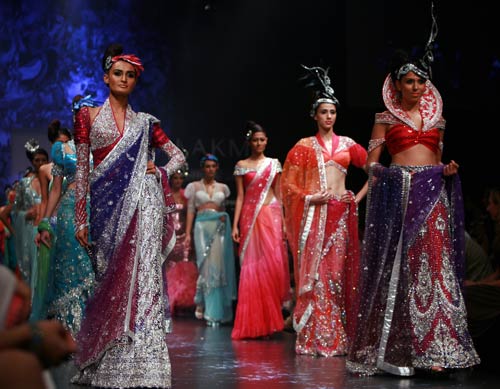 नीता लुल्‍ला के शो में सितारों का जलवा | फैशन शो में सितारे