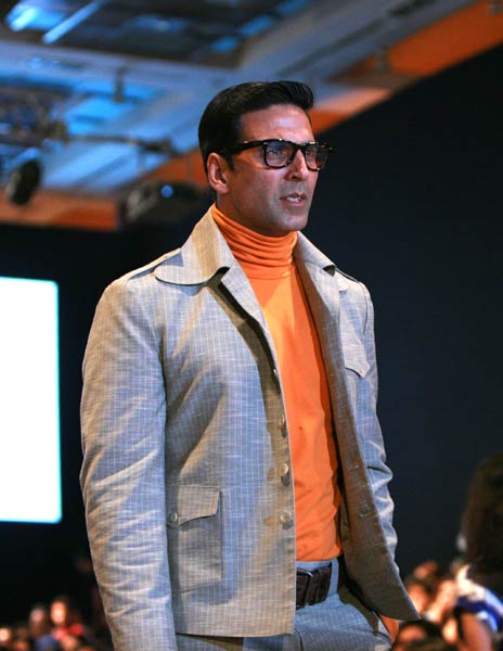 नीता लुल्‍ला के शो में सितारों का जलवा | फैशन शो में सितारे