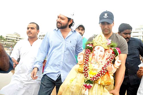 बड़े धूमधाम से विदा हुए लालबाग के राजा | वीडियो देखें