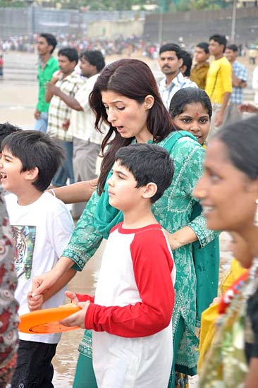 बड़े धूमधाम से विदा हुए लालबाग के राजा | वीडियो देखें