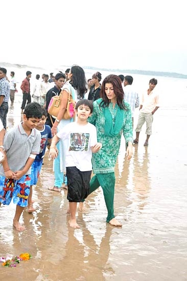 बड़े धूमधाम से विदा हुए लालबाग के राजा | वीडियो देखें